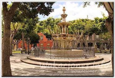 Marmurowa fontanna na placu Plaza del Adelantado